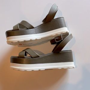 NWOT Gianni Bini Green Platform Sandals size 9